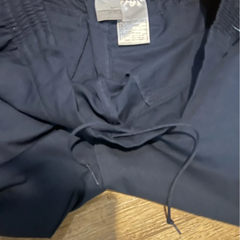 Vintage Nike Y2K navy blue cropped golf capris.  Size large (12/14).